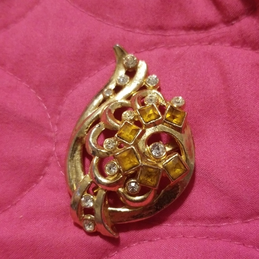 Lisner brooch
